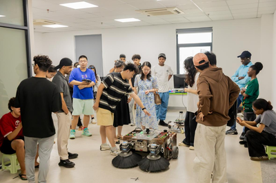 國(guó)際師生沉浸式體驗(yàn)具身智能AI科技，感知中國(guó)創(chuàng)新力量